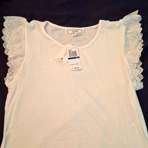 White crop top with doil like sleeve